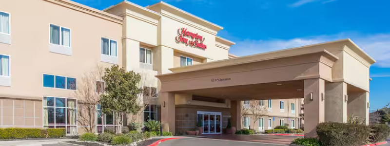 Merced's Hampton Inn & Suites Hotel during the day